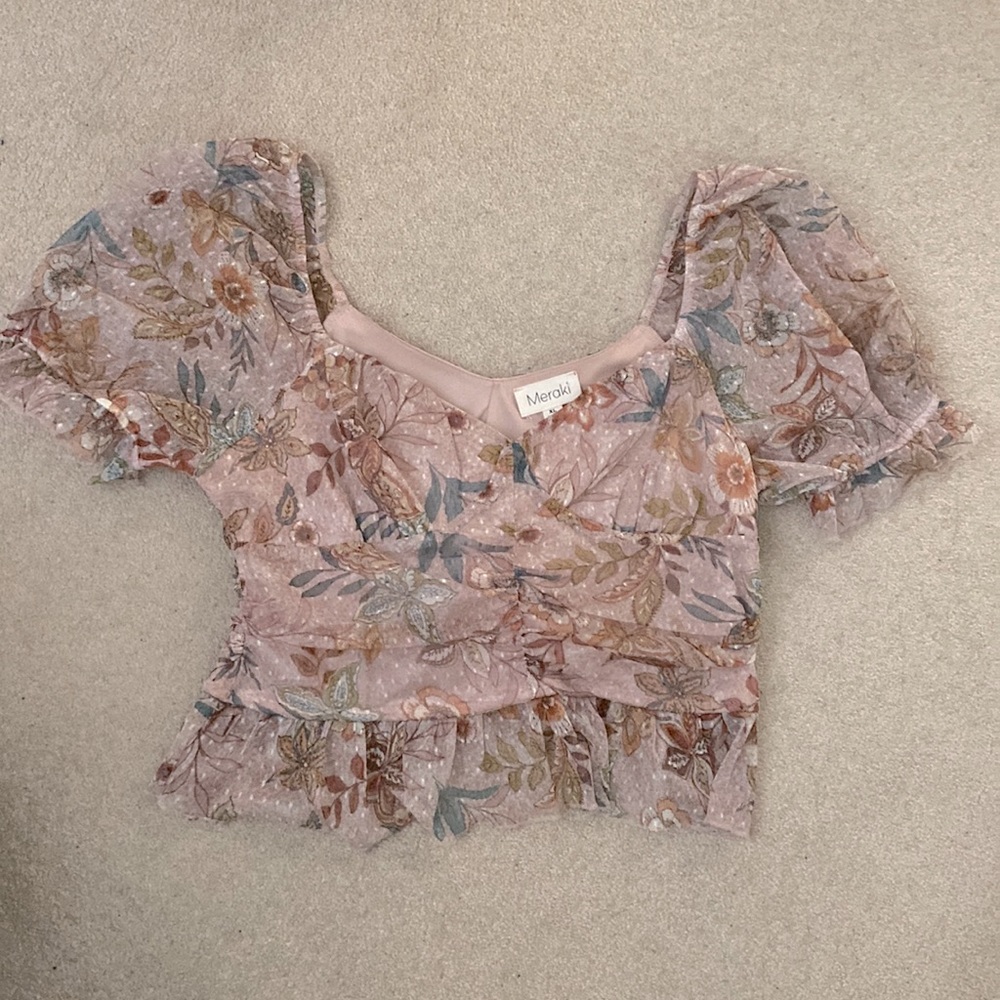 Floral cropped and lace blouse